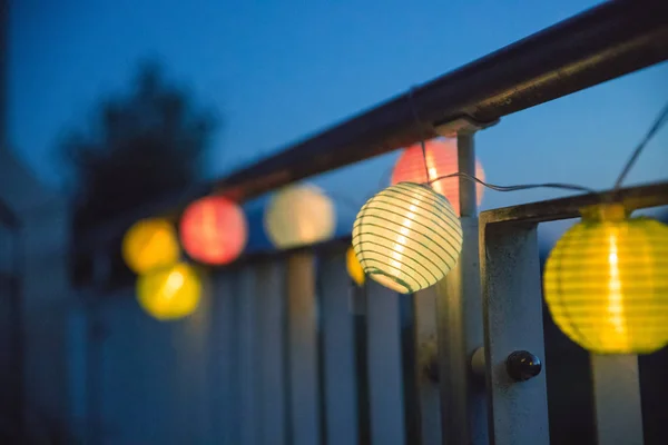 Lampiões Coloridos Fora Hora Crepúsculo Festa Jardim — Fotografia de Stock