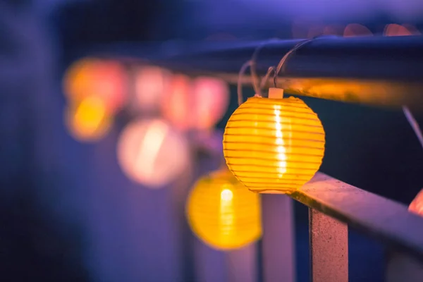 Lampiões Coloridos Fora Hora Crepúsculo Festa Jardim — Fotografia de Stock