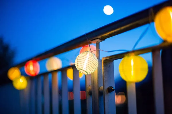 五颜六色的灯具外 黄昏时间 花园派对 — 图库照片