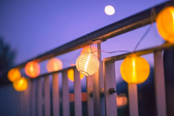 Lámparas Coloridas Afuera Crepúsculo Hora Fiesta Jardín — Foto de Stock