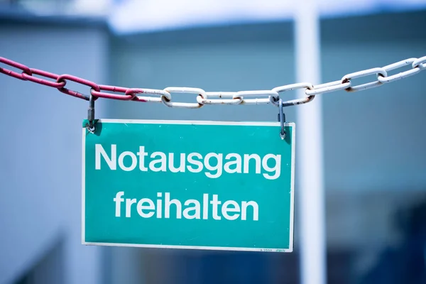 Grünes Notausgangskennzeichen Deutsch — Stockfoto