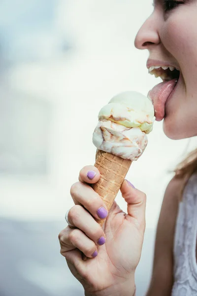 Young Girl Enjoys Ice Cream Summer Blurry — Stock Photo, Image