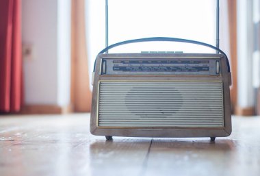 Vintage radyo yerdeki ahşap