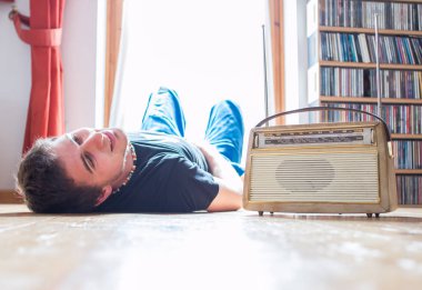 Genç adam listeining retro bir radyo