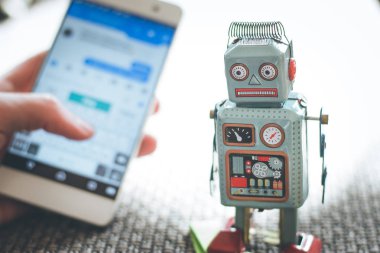 Sohbet bot, smartphone ve messenger simgesi