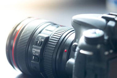 Tablo, kesme, bulanık arka plan üzerinde telefoto lens ile profesyonel refleks kamera