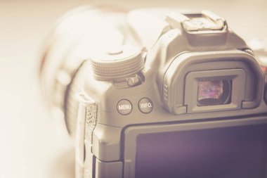 Tablo, kesme, bulanık arka plan üzerinde telefoto lens ile profesyonel refleks kamera