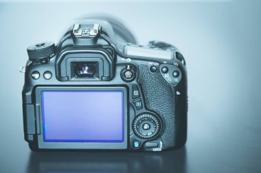 Profesyonel fotoğraf çekimi: geri profesyonel bir refleks kamera flip ekran görünümünü