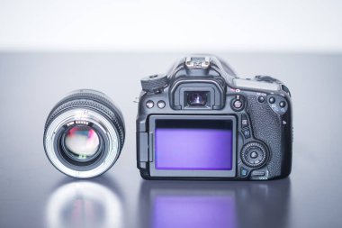 Arkadan görünüşü flip lsd ekran ve bir fotoğraf lens profesyonel bir refleks kamera