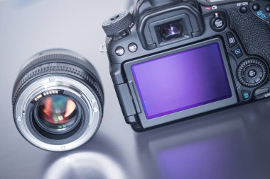 Arkadan görünüşü flip lsd ekran ve bir fotoğraf lens profesyonel bir refleks kamera