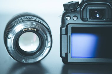 Arkadan görünüşü flip lsd ekran ve bir fotoğraf lens profesyonel bir refleks kamera
