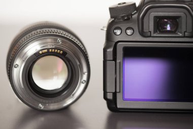Arkadan görünüşü flip lsd ekran ve bir fotoğraf lens profesyonel bir refleks kamera