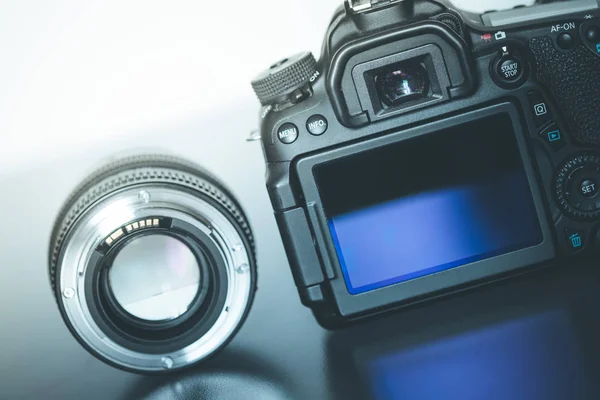 Rückansicht Einer Professionellen Spiegelreflexkamera Mit Flip Flop Bildschirm Und Fotoobjektiv — Stockfoto