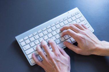 Parmak are tipik bir beyaz klavye, online iş