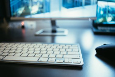 Serbest çalışma alanı. Ön planda, arka planda bulanık ekran klavye