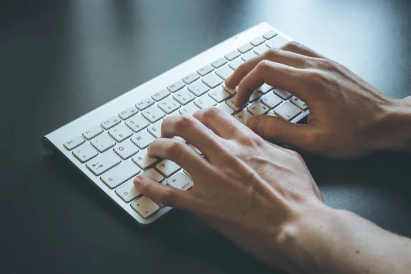 Dedos Estão Digitando Teclado Branco Negócios Online — Fotografia de Stock