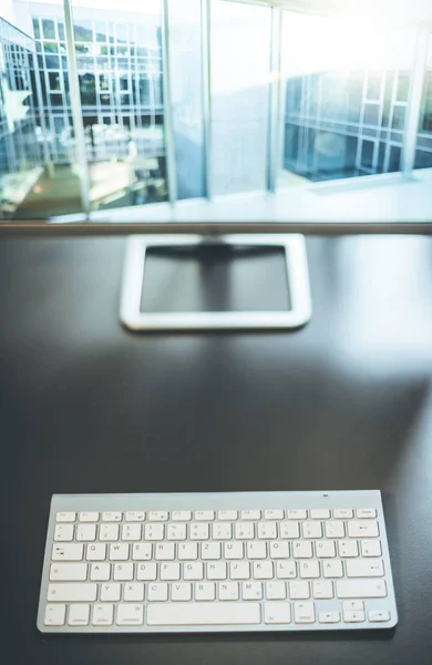 Local Trabalho Dos Freelancers Teclado Primeiro Plano Tela Embaçada Fundo — Fotografia de Stock