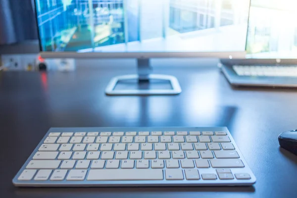 Local Trabalho Dos Freelancers Teclado Primeiro Plano Tela Embaçada Fundo — Fotografia de Stock