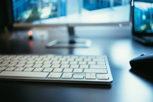 Trabajo Freelancers Teclado Primer Plano Pantalla Borrosa Fondo —  Fotos de Stock