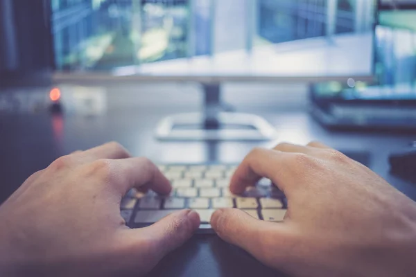 Mãos Estão Digitando Teclado Branco Tela Fundo Embaçado — Fotografia de Stock