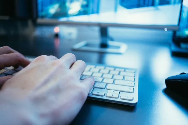 Mãos Estão Digitando Teclado Branco Tela Fundo Embaçado — Fotografia de Stock