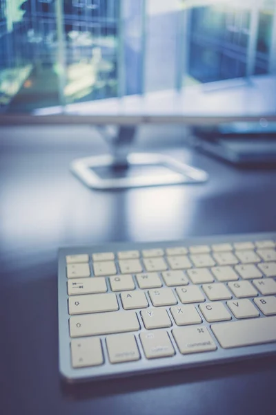 Local Trabalho Dos Freelancers Teclado Primeiro Plano Tela Embaçada Fundo — Fotografia de Stock