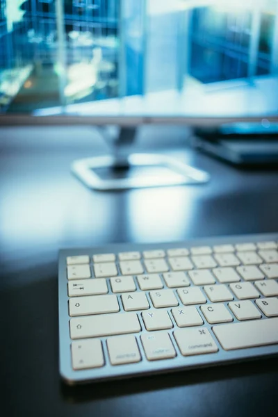 Local Trabalho Dos Freelancers Teclado Primeiro Plano Tela Embaçada Fundo — Fotografia de Stock