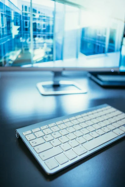 Local Trabalho Dos Freelancers Teclado Primeiro Plano Tela Embaçada Fundo — Fotografia de Stock