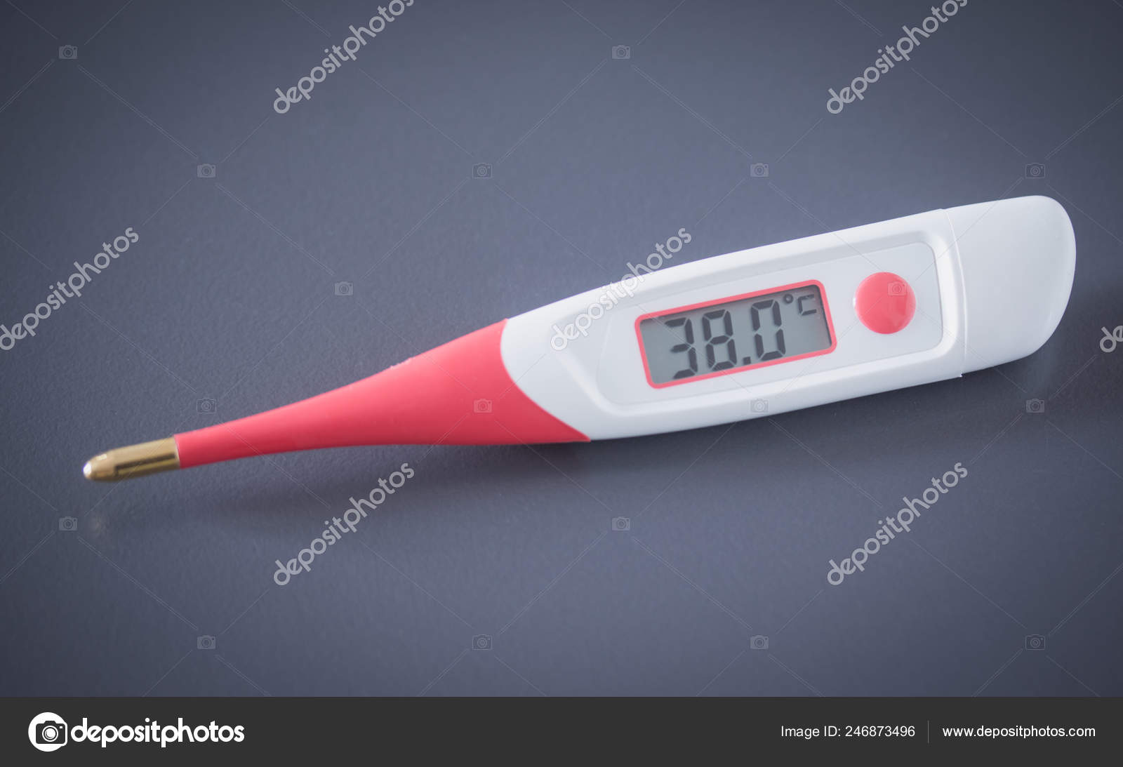 发烧温度计和桌子上的药丸显示屏上有38摄氏度——图库图片© patrick.daxenbichler #246873496