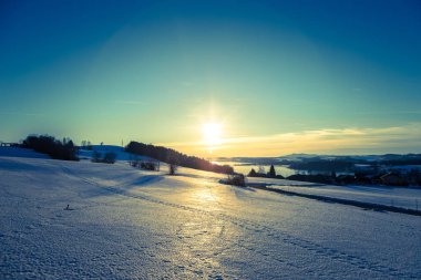 Göl, karlı alanları ve gün batımından: sahne, Wallersee, Avusturya