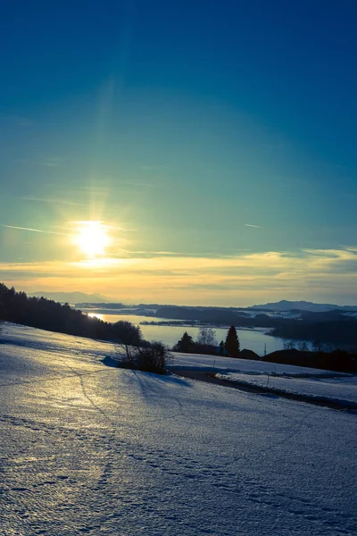 Göl, karlı alanları ve gün batımından: sahne, Wallersee, Avusturya