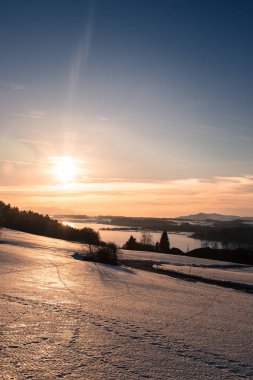 Göl, karlı alanları ve gün batımından: sahne, Wallersee, Avusturya