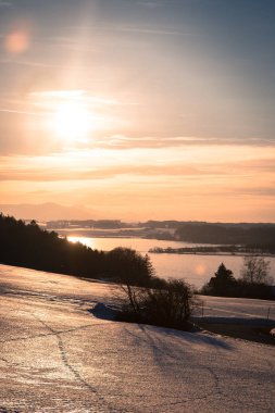 Göl, karlı alanları ve gün batımından: sahne, Wallersee, Avusturya