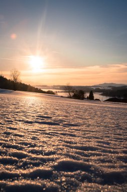 Göl, karlı alanları ve gün batımından: sahne, Wallersee, Avusturya