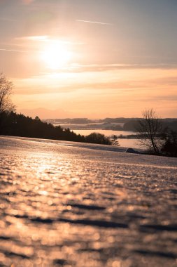 Göl, karlı alanları ve gün batımından: sahne, Wallersee, Avusturya