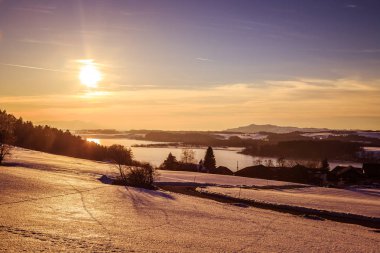 Göl, karlı alanları ve gün batımından: sahne, Wallersee, Avusturya
