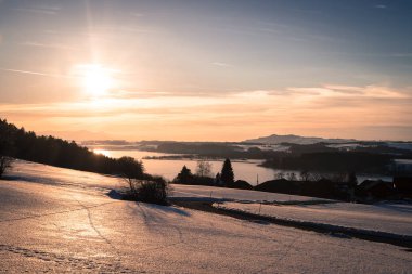 Göl, karlı alanları ve gün batımından: sahne, Wallersee, Avusturya