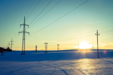 Avusturya, günbatımı manzara karlı alan elektrik Kulesi