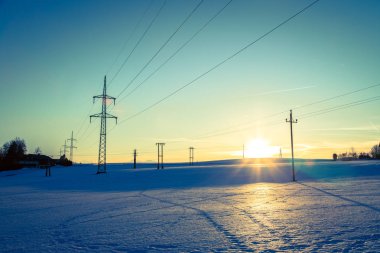 Avusturya, günbatımı manzara karlı alan elektrik Kulesi