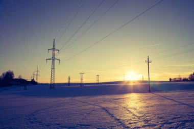Avusturya, günbatımı manzara karlı alan elektrik Kulesi