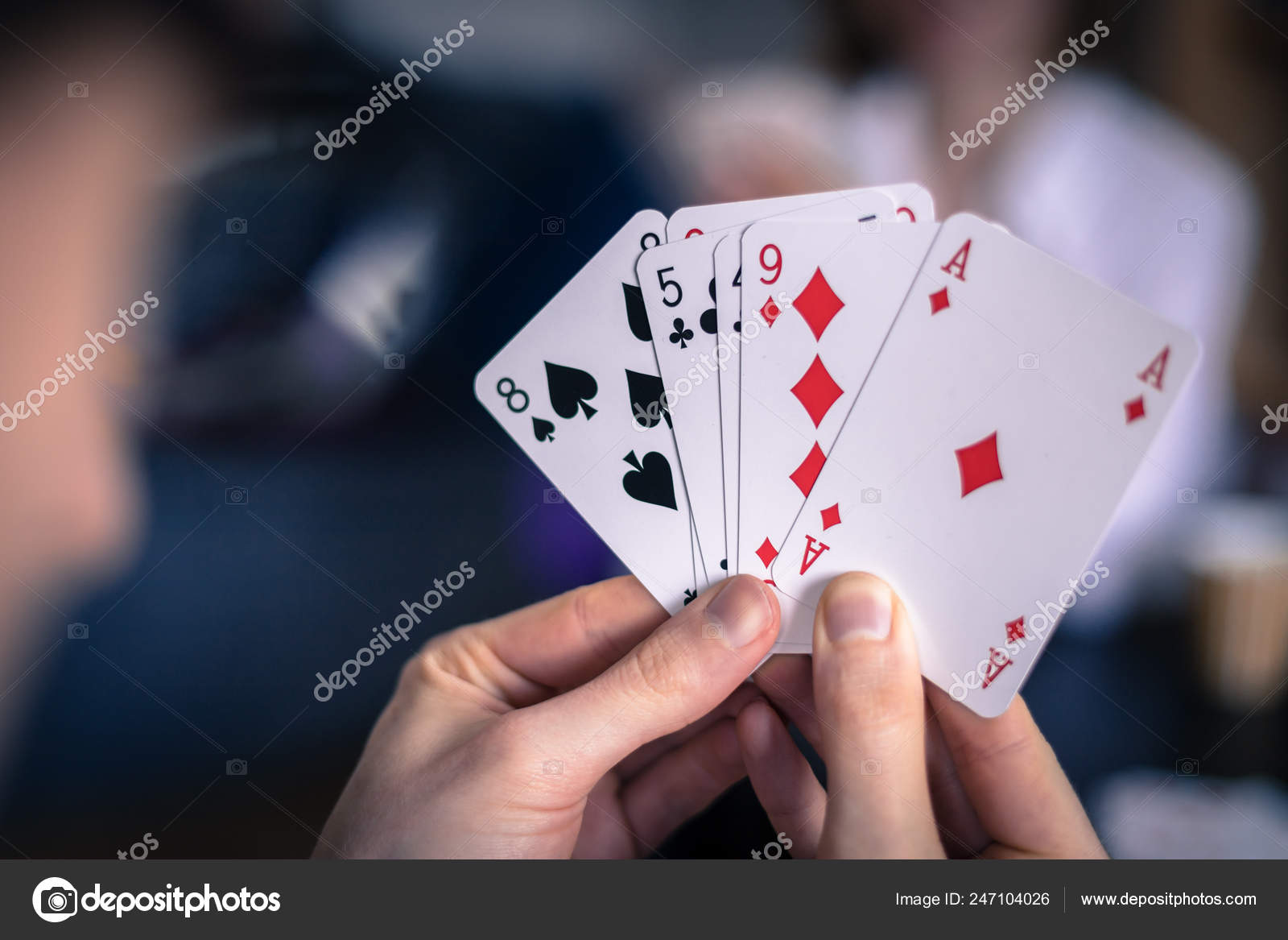 Карты Играют Дома Друзья Сидят Столе Мужчина Играет Карты Человек.