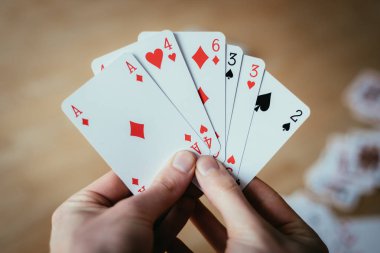 Genç adam: iskambil, elleri kesme