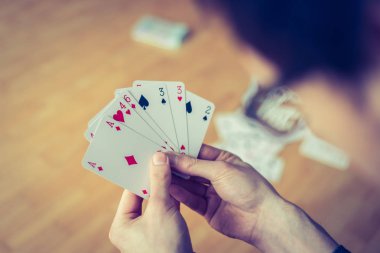 Genç adam: iskambil, elleri kesme