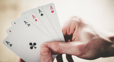 Genç adam: iskambil, elleri kesme