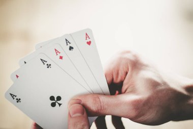 Genç adam: iskambil, elleri kesme