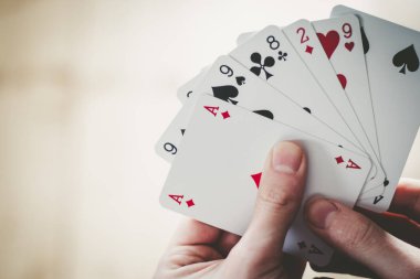 Genç adam: iskambil, elleri kesme