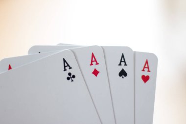 Genç adam: iskambil, elleri kesme