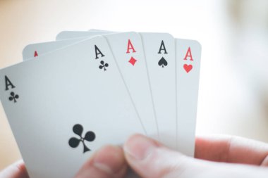 Genç adam: iskambil, elleri kesme