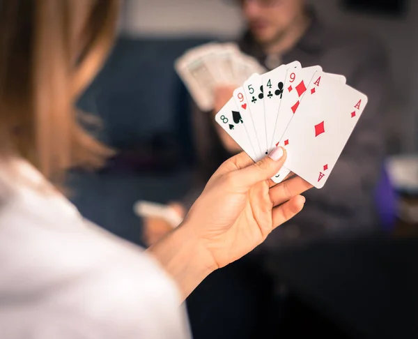 Cartas Jogando Casa Amigos Estão Sentados Uma Mesa Mulher Jogando — Fotografia de Stock