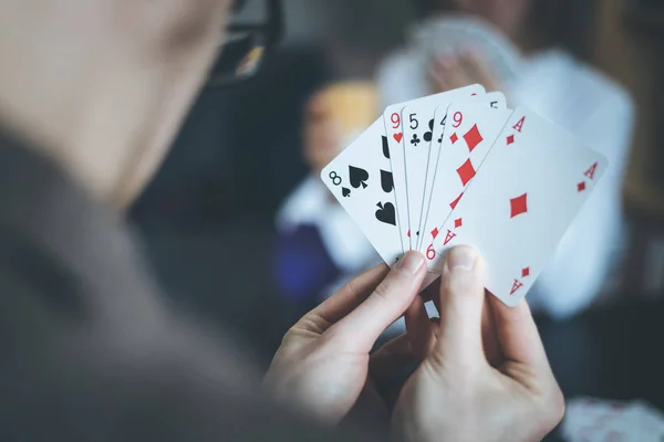 Juego Cartas Casa Los Amigos Están Sentados Una Mesa Hombre —  Fotos de Stock